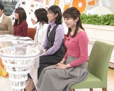 谷尻萌のニット姿