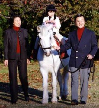 馬と触れ合う皇后陛下