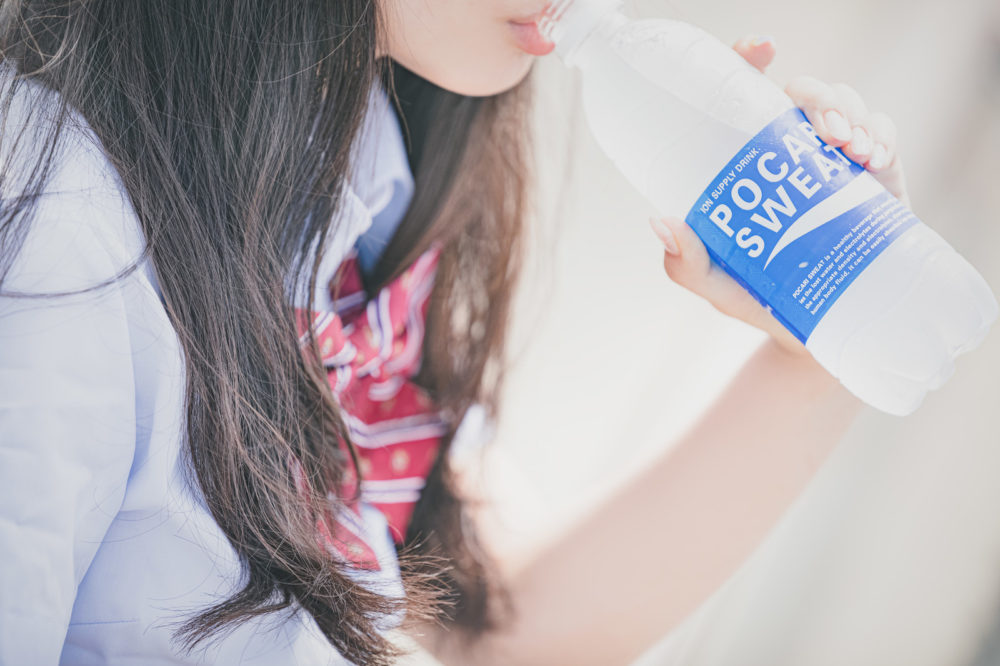ポカリを飲む女性