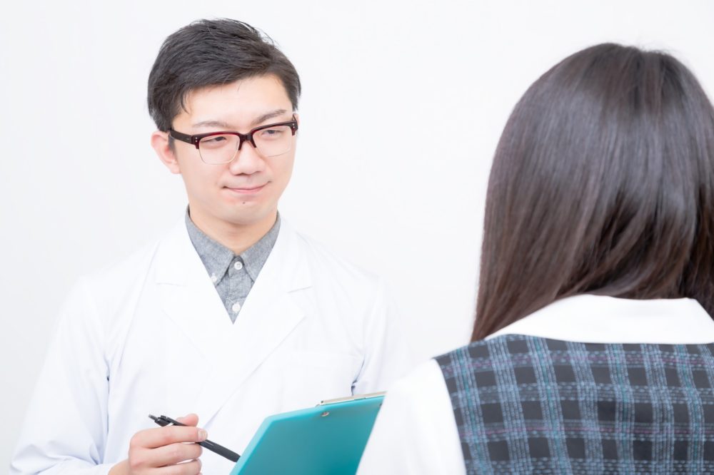 診断を受ける女性
