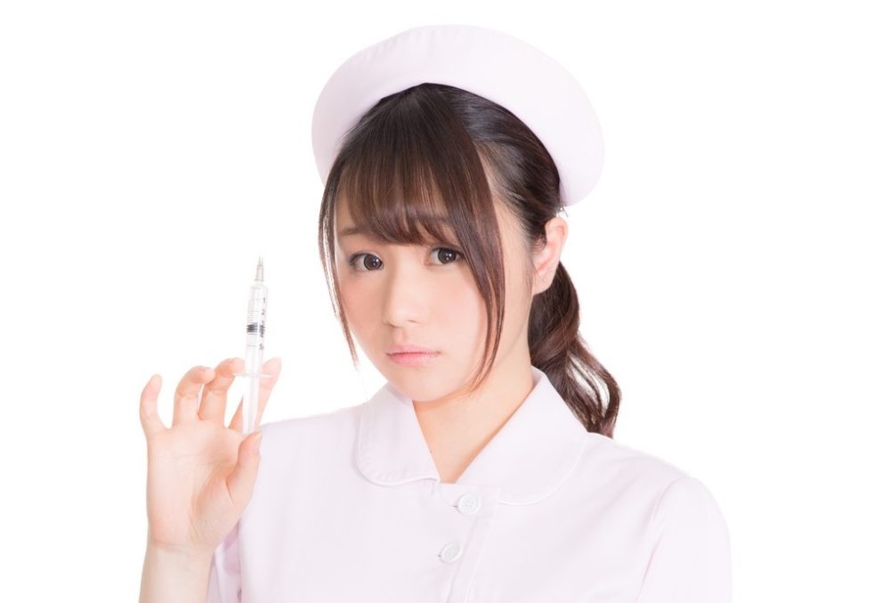 予防接種するナース