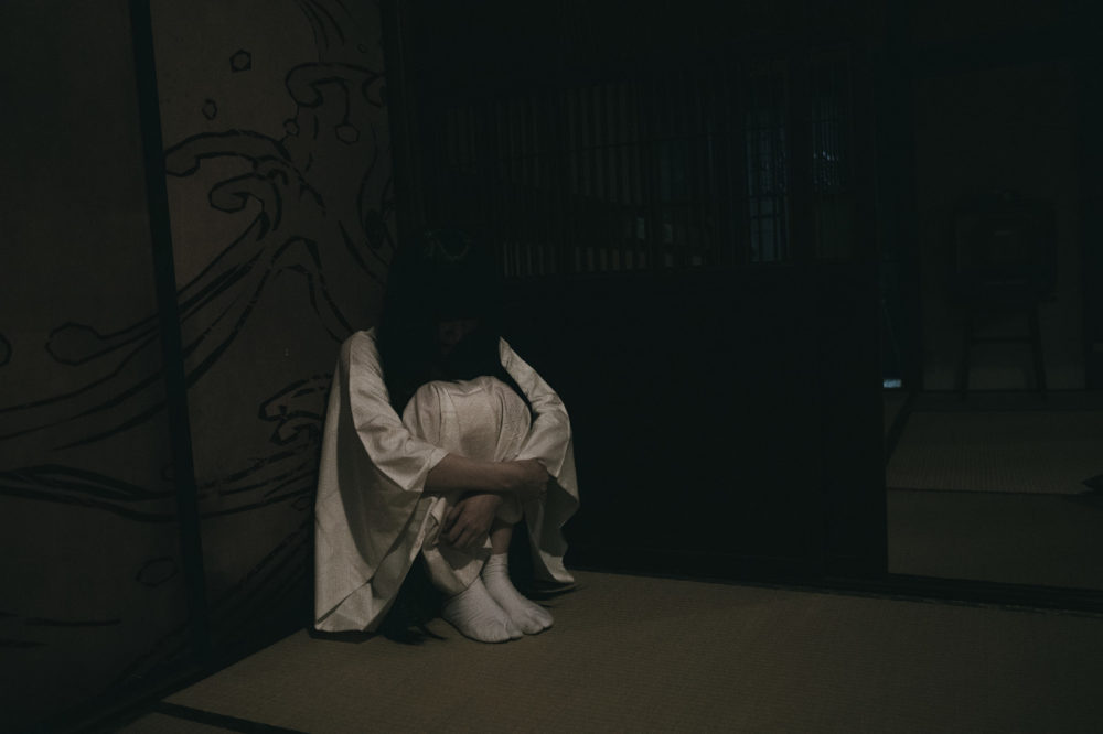 暗い部屋の女性