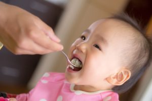 食事する赤ちゃん