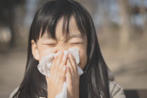 くしゃみする子供