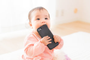 スマホなめる赤ちゃん