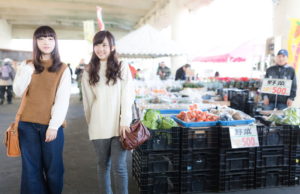 野菜売り場を買い物する女性