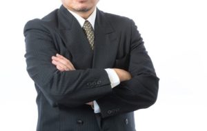 偉そうなスーツの男